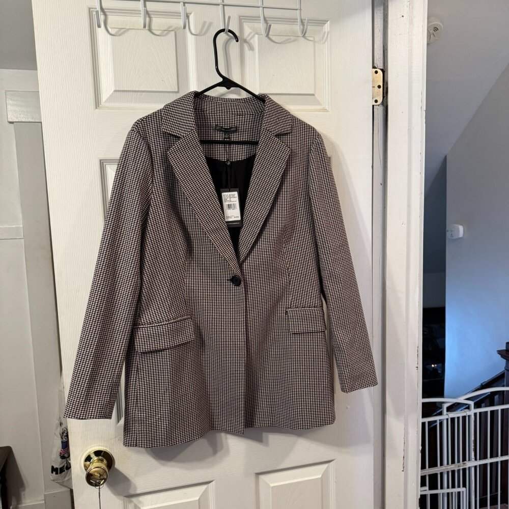 Women's Adrianna Papell burgundy and black houndstooth blazer.  Size M.  NWT.